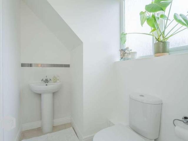 5 bed house for sale
