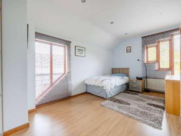 5 bed house for sale