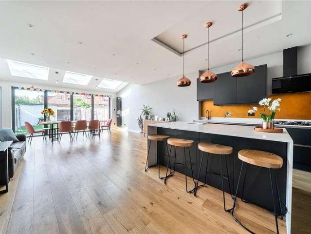 5 bed house for sale