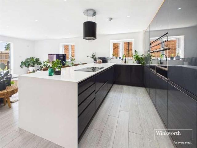 5 bed house for sale
