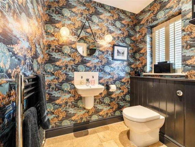 5 bed house for sale
