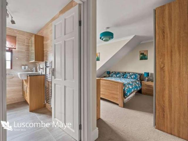 5 bed house for sale