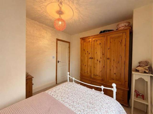 5 bed house for sale