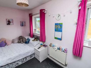 5 bed house for sale