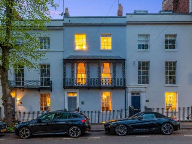 5 bed house for sale