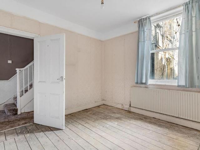 5 bed house for sale