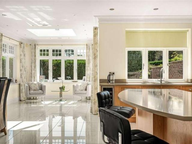 5 bed house for sale