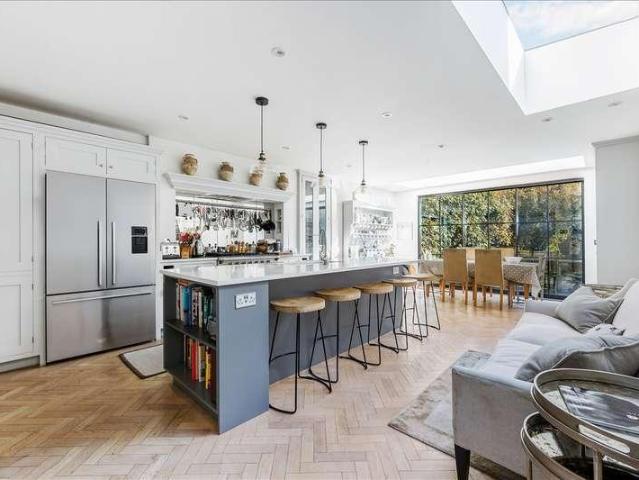 5 bed house for sale