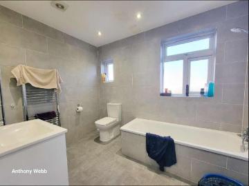 5 bed house for sale