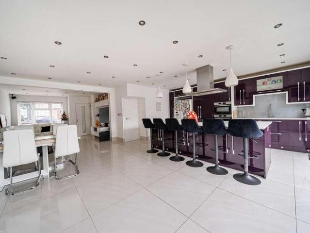 5 bed house for sale