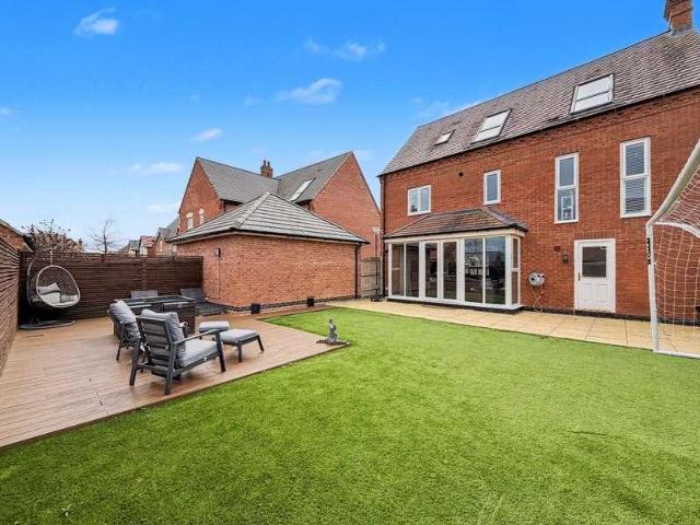 5 bed house for sale