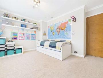 5 bed house for sale