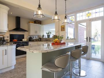 5 bed house for sale