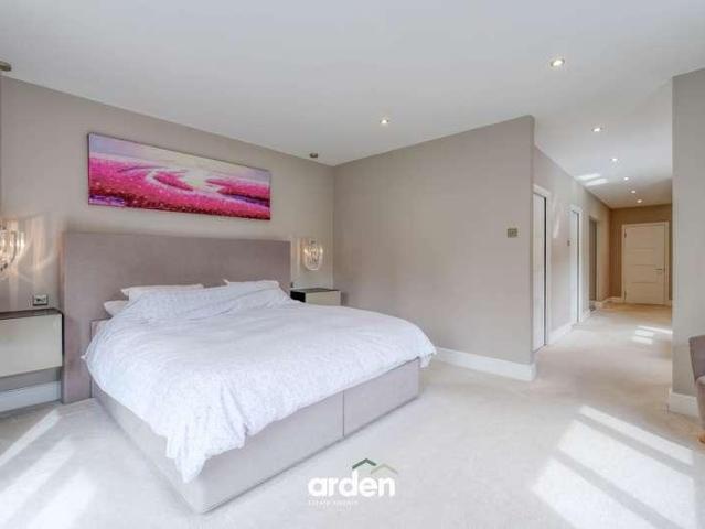 5 bed house for sale