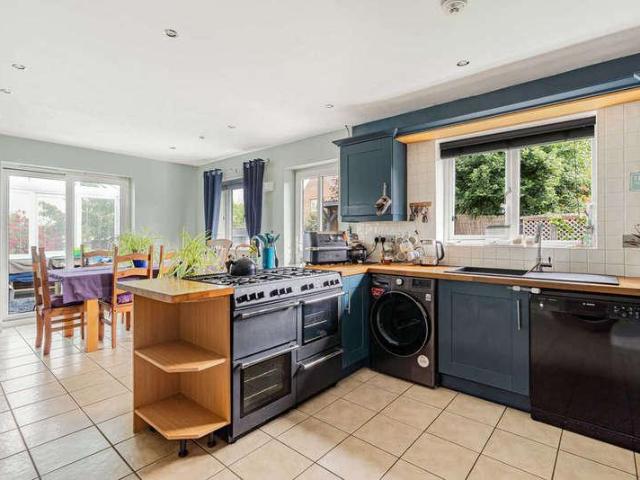 5 bed house for sale