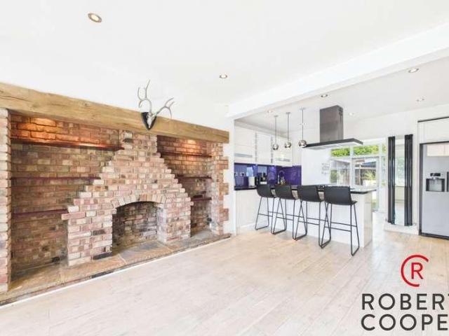 5 bed house for sale
