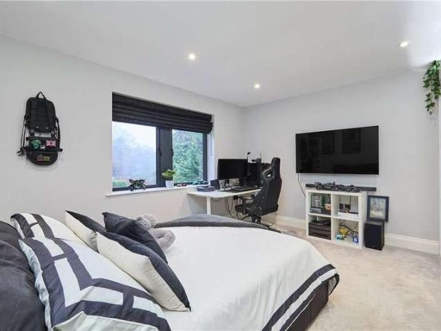 5 bed house for sale