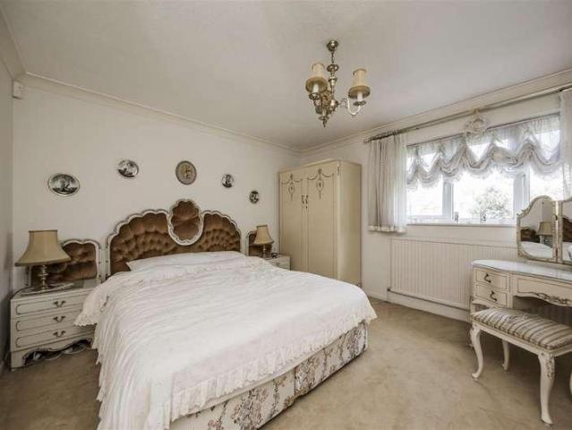 5 bed house for sale