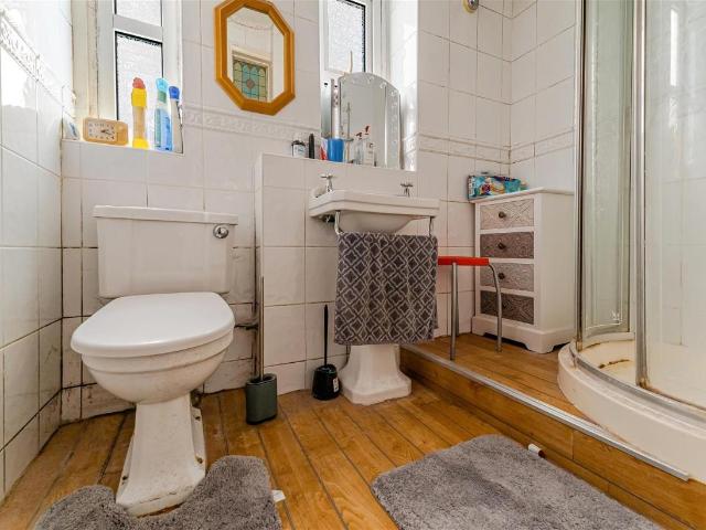 5 bed house for sale