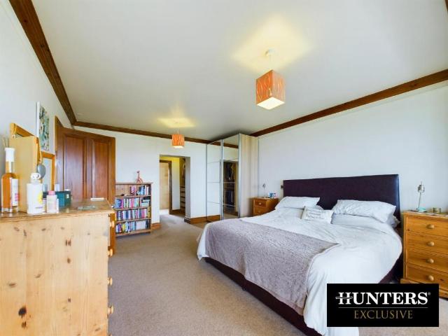 5 bed house for sale