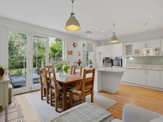 5 bed house for sale
