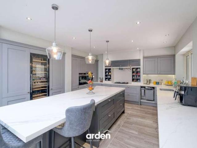 5 bed house for sale