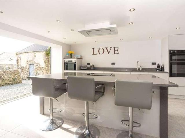 5 bed house for sale