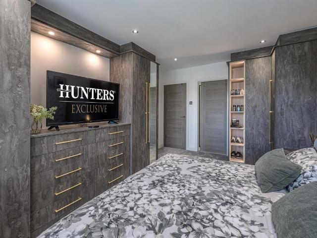 5 bed house for sale