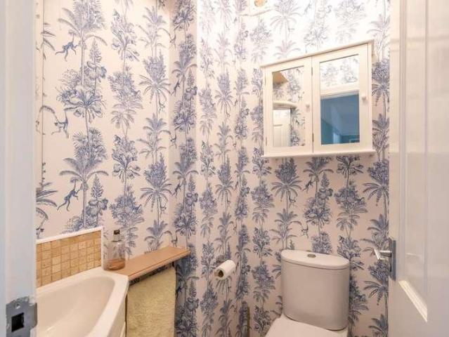 5 bed house for sale