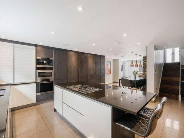 5 bed house for sale