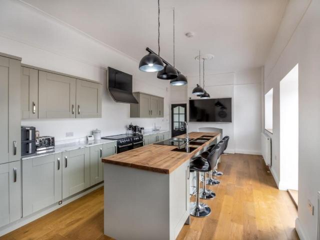 5 bed house for sale