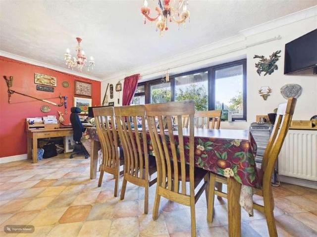 5 bed house for sale