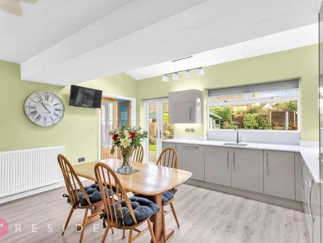 5 bed house for sale
