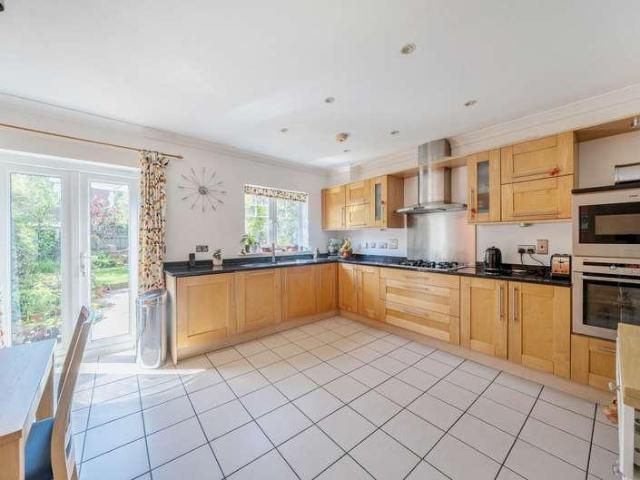 5 bed house for sale
