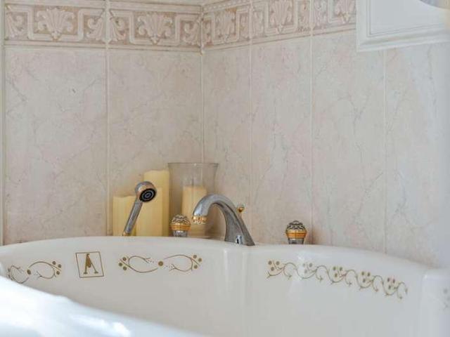 5 bed house for sale