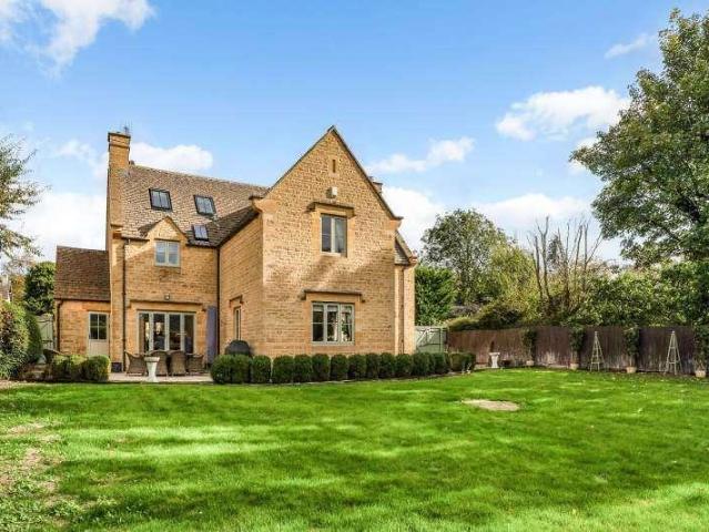 5 bed house for sale