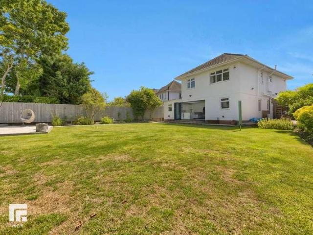 5 bed house for sale