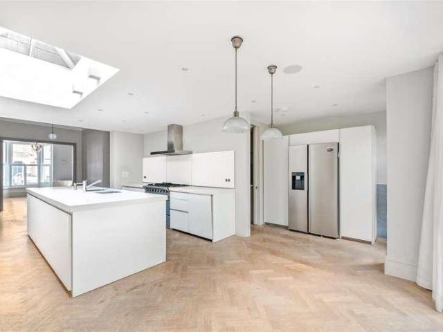 5 bed house for sale