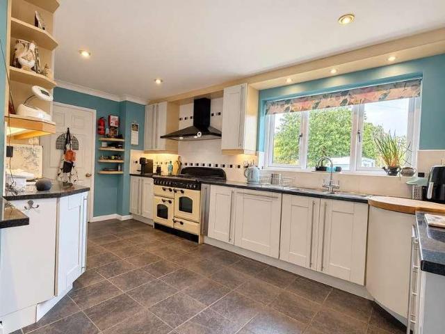 5 bed house for sale