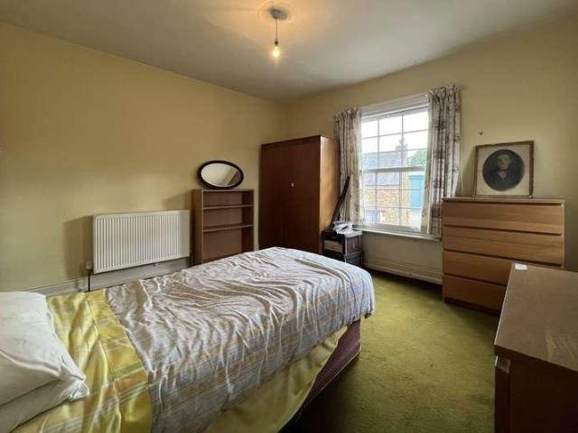 5 bed house for sale