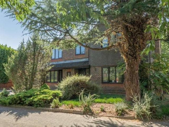 5 bed house for sale
