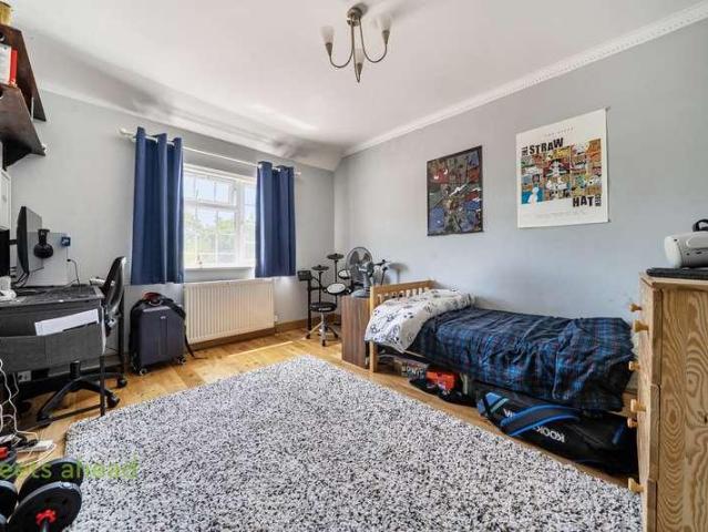 5 bed house for sale