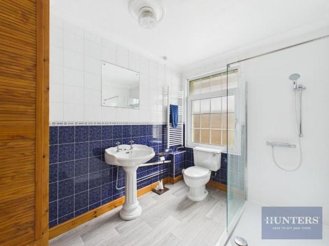5 bed house for sale
