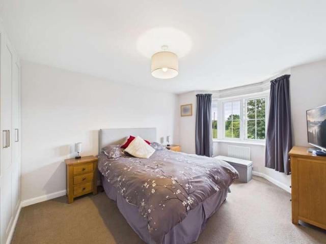 5 bed house for sale