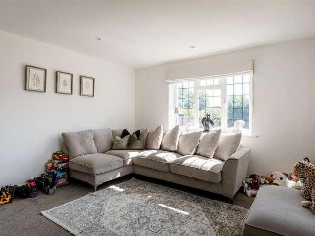 5 bed house for sale
