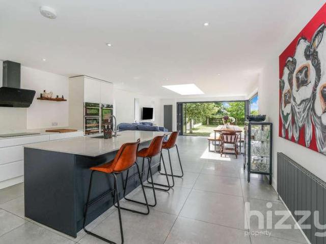5 bed house for sale