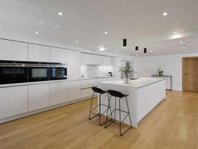 5 bed house for sale