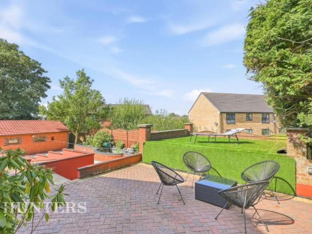 5 bed house for sale