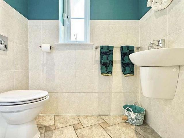5 bed house for sale