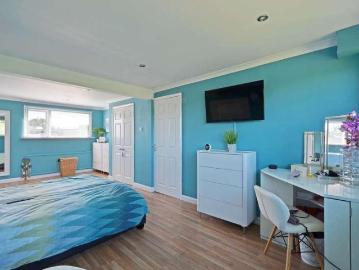 5 bed house for sale